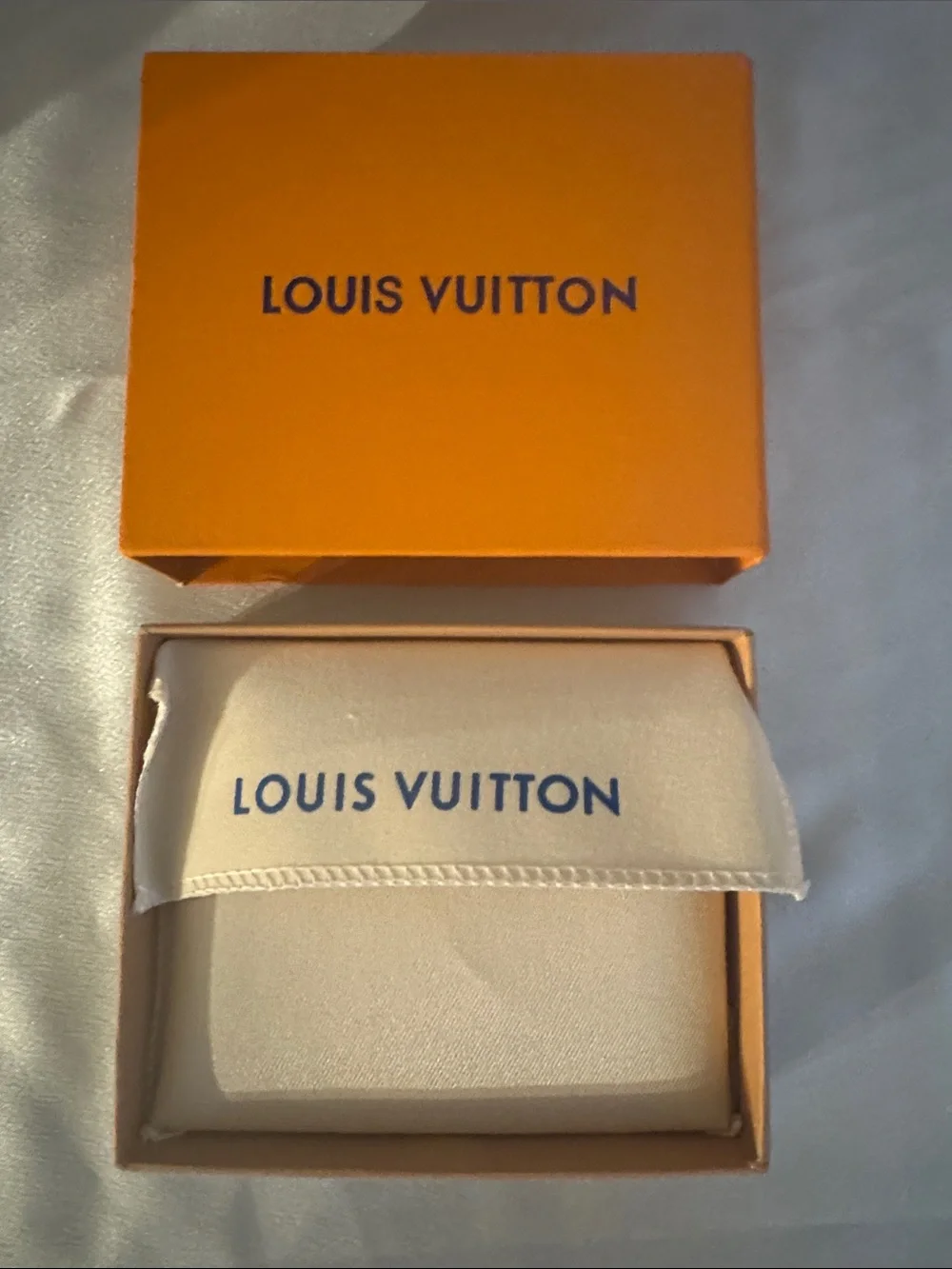 Louis Vuitton Damier Azur Marco wallet in the white and grey checkered leather!